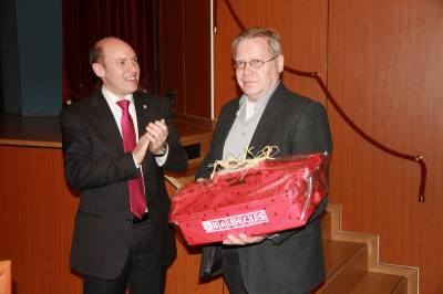 Manfred Pentz übergibt dem langlährigen CDU-Kreisgeschäftsführer Georg Theiß ein kleines Abschiedsgeschenk