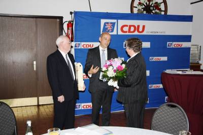 Gottfried Milde überreichte Elisabeth Hasenauer einen Blumenstrauß als Dankeschön für die jahrzehntelange Unterstützung ihres Mannes 