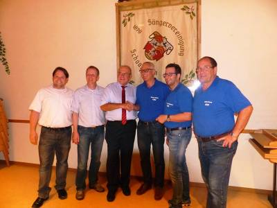 Strahlende Gesichter (v.l.) Jens Löffler, Ralph Pittich, Bgm. Reinhold Hehmann, Bgm. Herbert Jakob, Thorsten Rollmann und Stefan Kraus

Foto: Wolfgang Roth