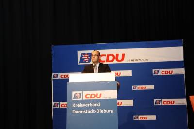 Lutz Köhler begründet als Vorsitzender der Findungskommission den Bewerbervorschlag Dr. Werner Thomas