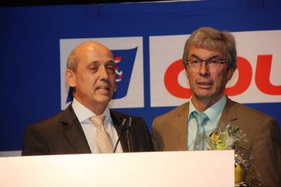 Kreisvorsitzender Gottfried Milde gratuliert dem frisch-gekürten Landratskandidaten