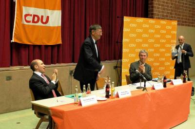 Zum Abschluss überreichte Gottfried Milde dem Ehrengast einen Präsentkorb vom Bauernhof Ruppenthal in Hahn