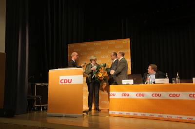 Marita Keil aus Modautal wurde mit der Ehrung für 25-jährige Parteimitgliedschaft überrascht