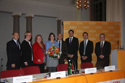Das Podium nach der Bekanntgabe des Wahlergebnisses (v.l.n.r.:)  Generalsekretär Manfred Pentz MdL, Karin Wolff MdL, Irmgard Klaff-Isselmann MdL, Bundestagskandidatin Dr. Astrid Mannes, Kreisvorsitzender Gottfried Milde, Kreisvorsitzender Paul Georg Wandrey, René Kirch und Michael Gahler MdEP