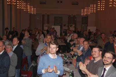 Standing Ovations nach Bekanntgabe des Wahlergebnisses von 92,2 %