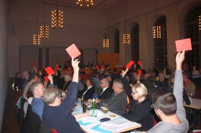 Die 135 Delegierten aus Darmstadt und 14 Städten und Gemeinden des Landkreises Darmstadt-Dieburg bei einer Abstimmung