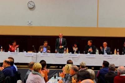 Generalsekretär Manfred Pentz MdL während der Begrüßung durch den Kreisvorsitzenden der CDU Offenbach-Land, Frank Lortz MdL.