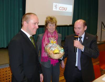 Karin Neipp MdL und Manfred Pentz MdL überreichen Sven Holzhauer ein kleines Präsent